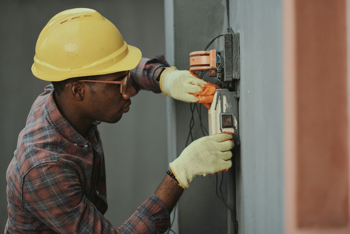 Using FLIR Infrared Thermal Imaging to Detect Concealed Water Intrusion Behind Tampa Walls