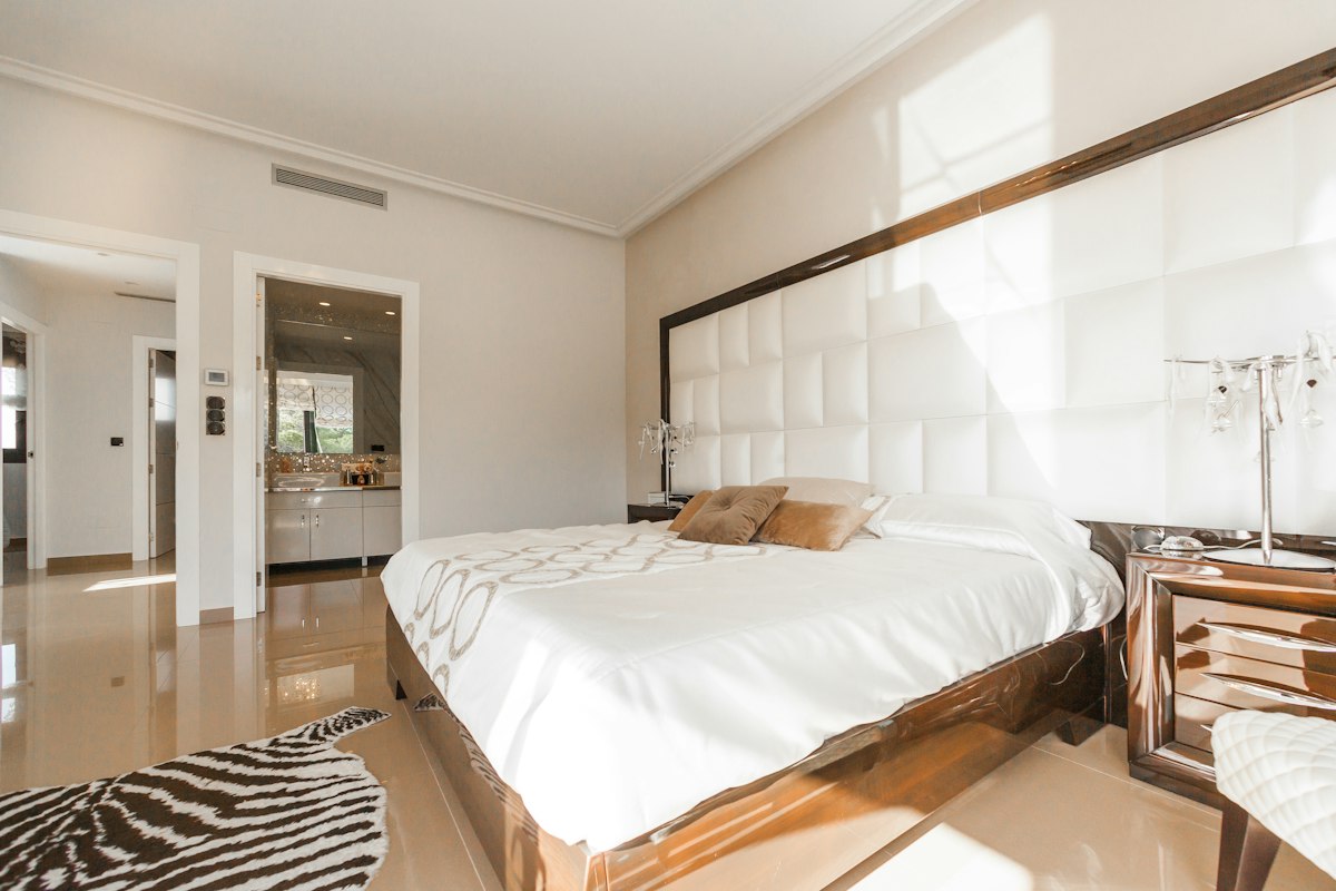 Short-Term Rental (Airbnb / VRBO) Turnover & Damage Verification